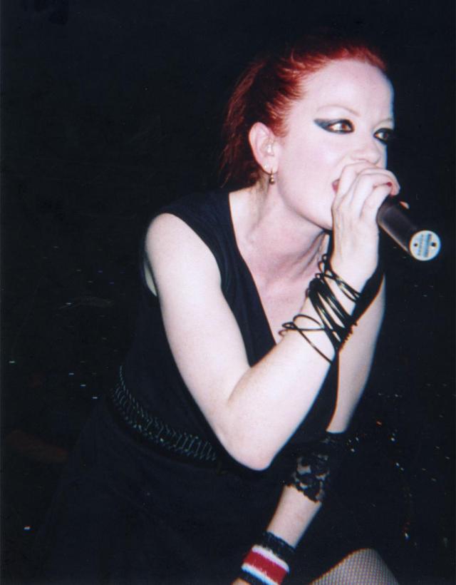 shirley_manson_performing_live