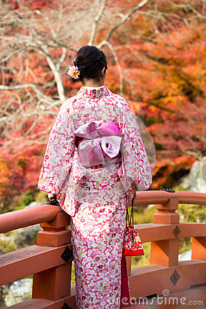 kimono-rear-view-japanese-girl-standing-gardens-47267520